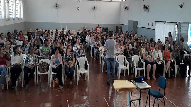 Secretaria de educação promove série de palestras para capacitação de docentes e monitores