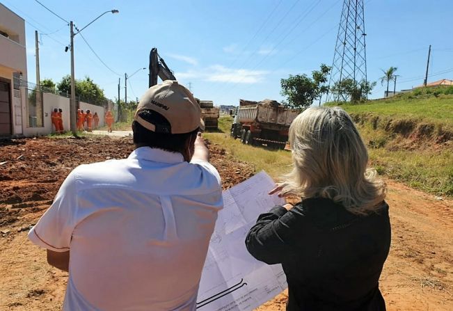 Prefeita Tina Januário acompanha o início da pavimentação no prolongamento da Avenida Mauro Lazarini