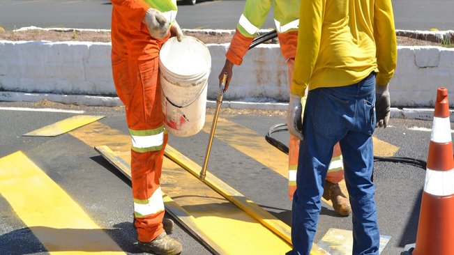 DER realiza pintura de sinalização de solo e recapeamento da via expressa