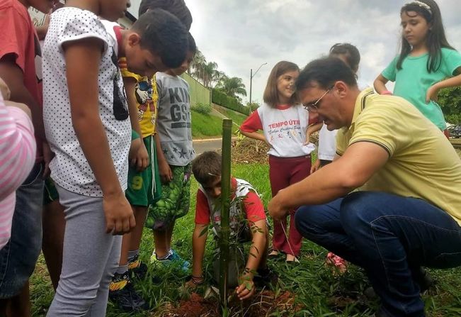Alunos do Projeto Tempo Útil “Evelyn Cristiane Boyan” realizam plantio de árvores