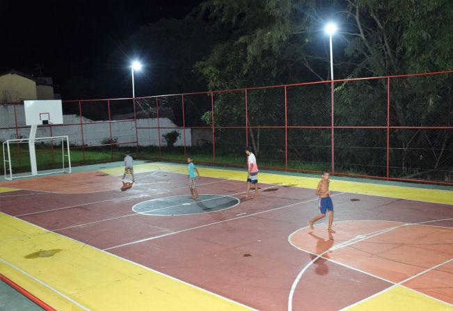 Quadras do Jardim São Luis e do Florentino Favoretto recebem iluminação