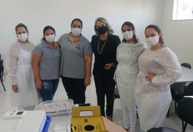 Profissionais da educação são vacinados em Pompeia nesta segunda-feira