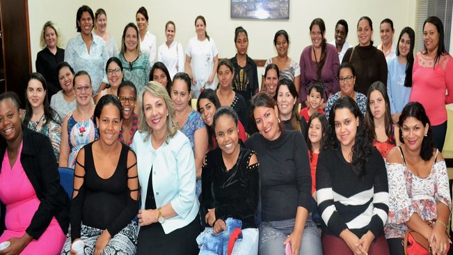 Prefeita tina recebe gestantes e anuncia retomada da entrega das cestas de bebês