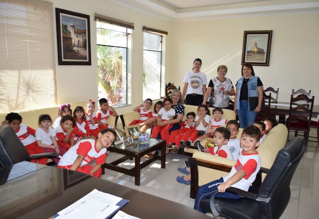 Alunos do CEMEI “Cirlei Giroto” e do SIM visitam a Prefeitura