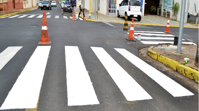 Serviços de pintura e sinalização de solo avançam para melhorar o trânsito em pompeia