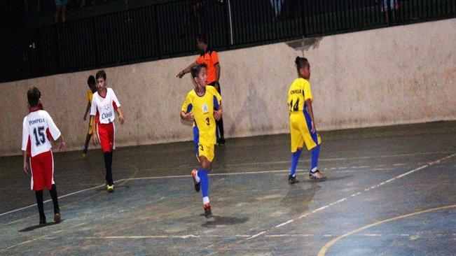 Time sub-10 da escolinha municipal de futsal conquista terceiro lugar em campeonato da associação oásis