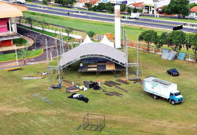 Palco gigante começa a ser montado para show da turnê Barões da Pisadinha 2022 que ocorre neste domingo, em Pompeia