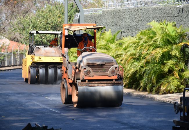 ASFALTO NOVO: Recapeamento é iniciado na rua Humberto Polizio