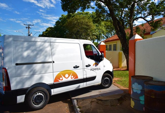 Nova van já realiza o transporte da merenda escolar em Pompeia