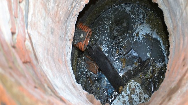 SAAE realiza manutenção em rede de esgoto da rua leandro fagionato, em Paulópolis