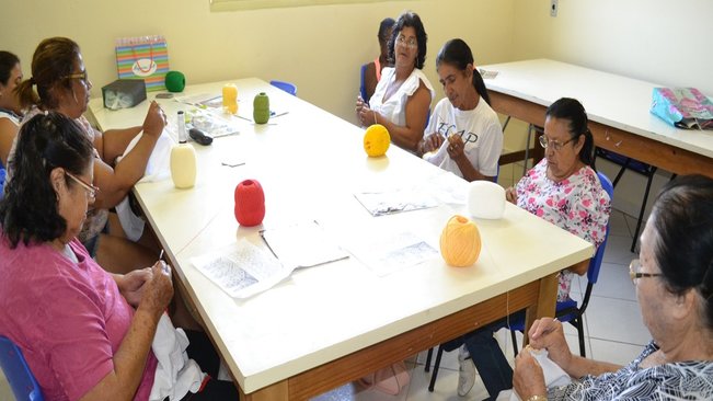 Alunos do ecap têm aulas de crochê todas as terças