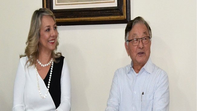 Prefeita tina recebe o empresário takashi nishimura