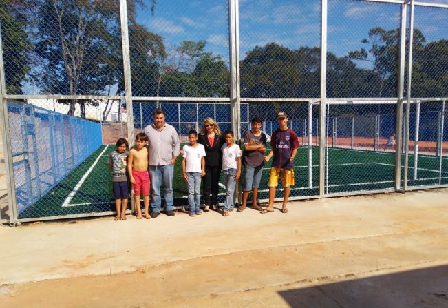 Prefeita Tina Januário visita 1ª Quadra de Futebol Society de Pompeia