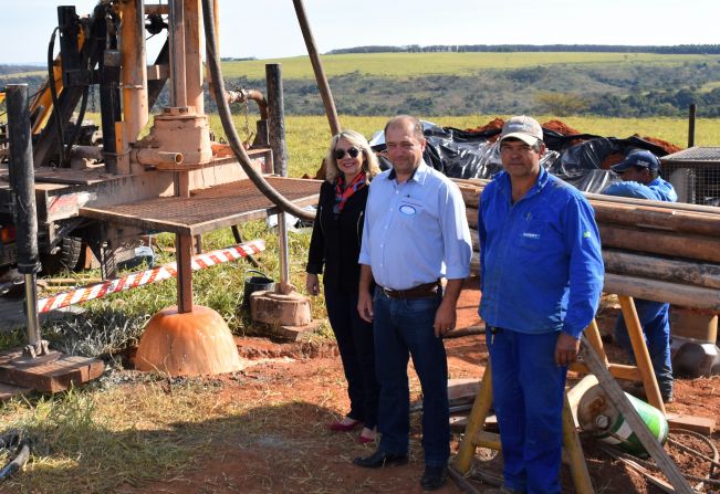 Prefeita Tina acompanha início do trabalho de perfuração do poço que abastecerá o Distrito Industrial