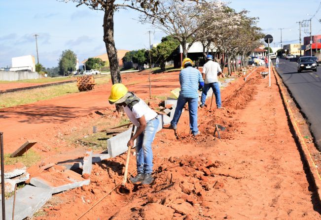 Iniciada a instalação de guias na Pista de Cooper e Ciclovia da Rodolfo Lara Campos