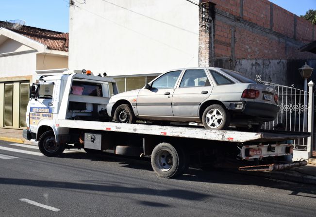 Prefeitura inicia operação de remoção das carcaças de carros abandonados