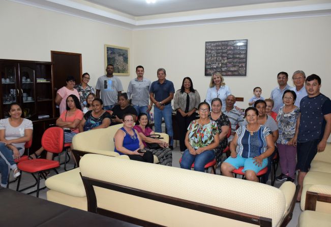 Prefeita Tina recebe familiares de idosos do Centro Dia