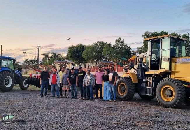 Pompeia recebe trator agrícola, pá carregadeira e implementos para impulsionar a agricultura