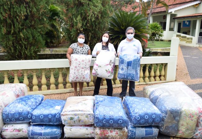 Prefeitura de Pompeia realiza doação de edredons para o Lar dos Idosos