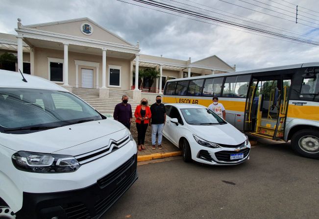 Prefeitura adquire novo ônibus escolar, uma van e um carro para a Educação