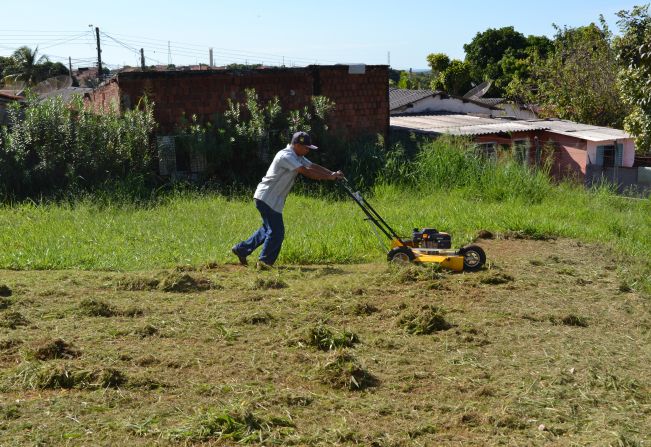 Prefeitura alerta proprietários de terrenos em estado de abandono com mato alto e sem calçada