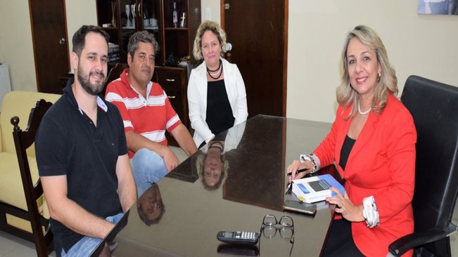 Novo médico da usf “flávio faria de jordão” é recebido pela prefeita tina no gabinete