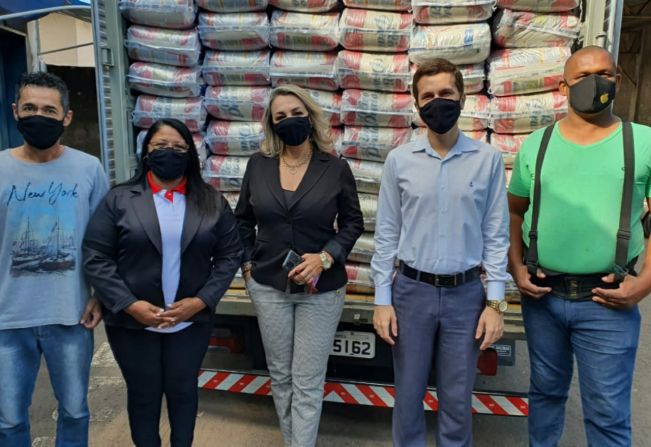 Prefeita Tina acompanha a chegada de alimentos que compõem as mais de 1.300 cestas básicas entregues mensalmente pelo Município