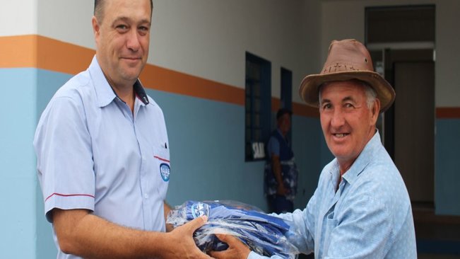 Novos uniformes são entregues aos funcionários do saae