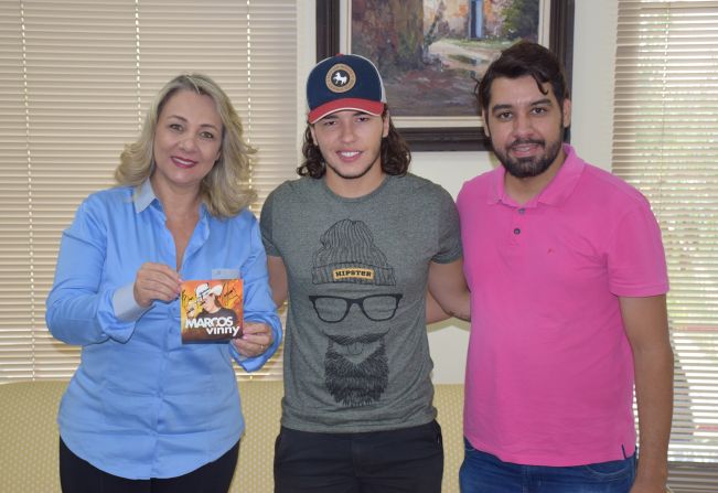 Prefeita Tina recebe cantor Marcos Vinny e aumenta a expectativa para o “Sextou, Paulópolis!”