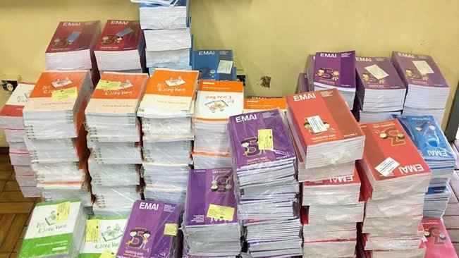 Equipe da educação já conta com novas apostilas de português e matemática