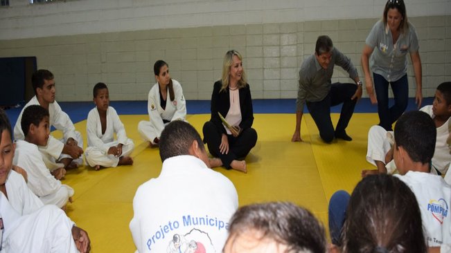 Prefeita Tina visita projeto Judô em Ação e anuncia renovação da parceria