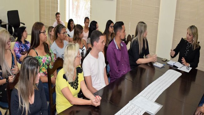 Prefeita tina se reúne com estagiários da prefeitura