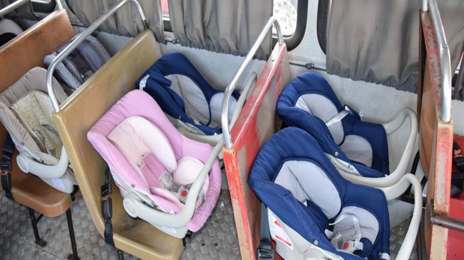 Ônibus que transportam crianças para creches ganham novas cadeirinhas especiais