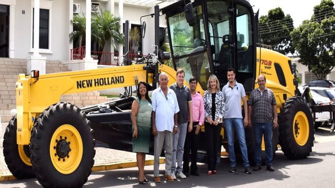 Prefeita tina e vereadores comemoram chegada de nova motoniveladora