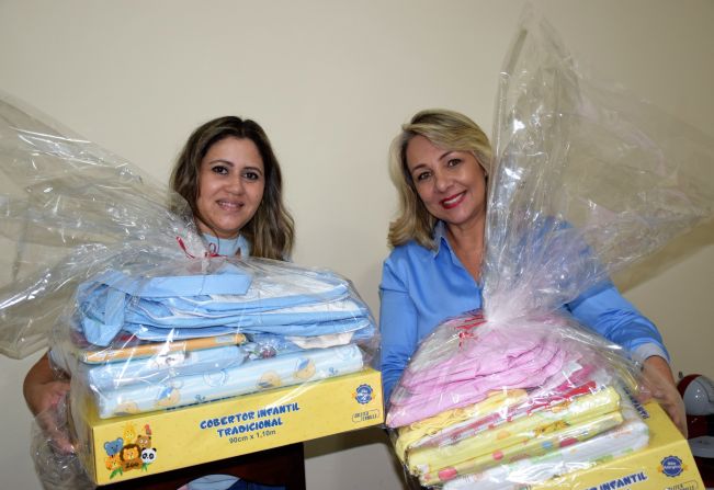 Prefeita Tina Januário recebe mães para a entrega das cestas de bebês