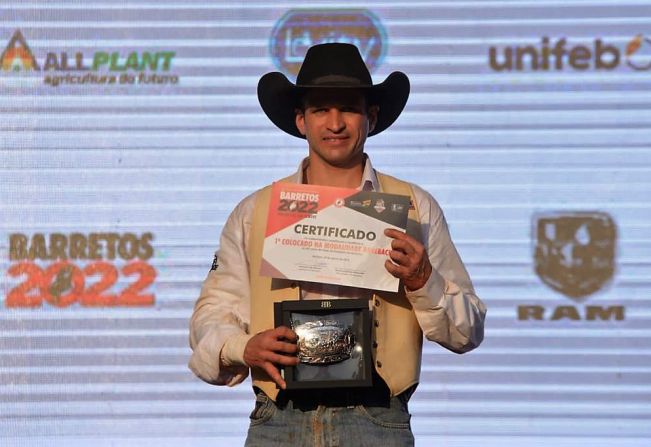 Carlos Rosa de Pompeia é campeão de Barretos na modalidade Bareback