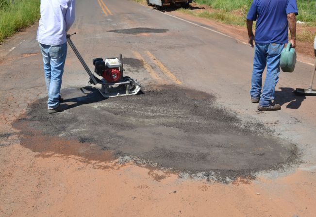 Prefeitura realiza operação tapa buracos na Vicinal Tufic Baracat