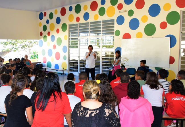 Alunos da rede municipal desenvolvem projeto que resgata a história das escolas de Pompeia