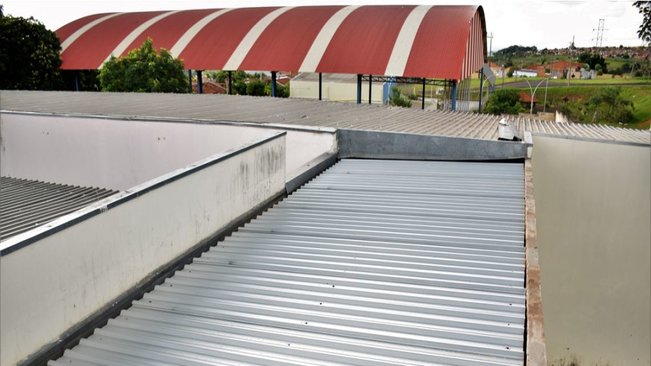 Obra na cobertura da emef “carmelino” resolve problema de infiltração