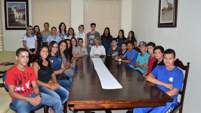Adolescentes do programa aprendiz legal participam de reuniões de orientação