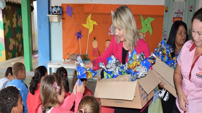 Prefeita tina distribui ovos de chocolate para crianças da rede municipal e da apae