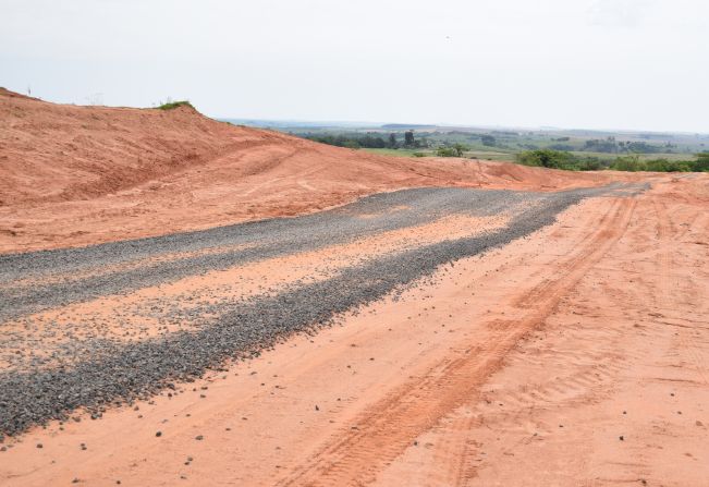 Prefeitura de Pompeia executa obras na estrada rural PMP-0168 por meio do programa Melhor Caminho