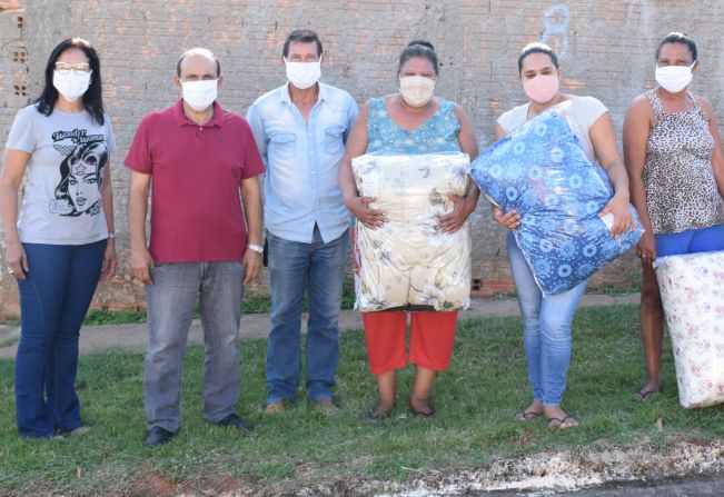 Prefeitura de Pompeia entrega edredons da Campanha do Agasalho na vila de Paulópolis