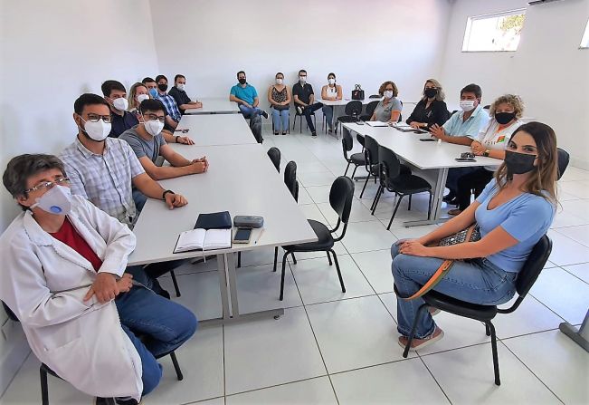 Prefeita Tina se reúne com médicos da rede municipal para reforçar orientações sobre protocolo COVID-19 