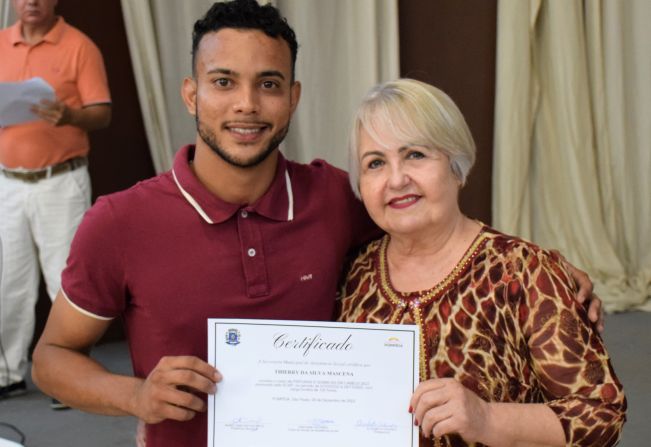 Formatura do ECAP certifica 80 alunos preparados para exercerem novas profissões