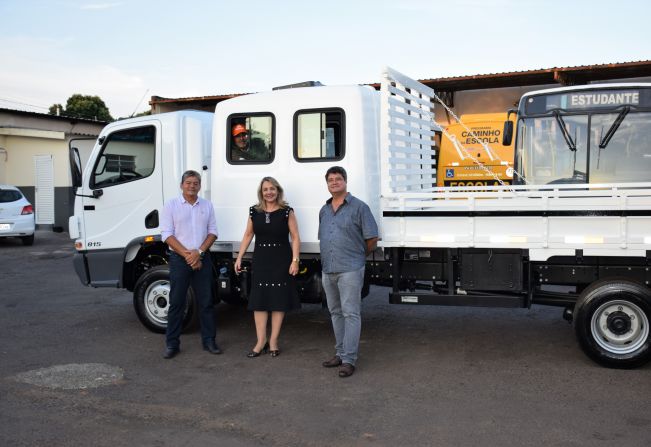 Governo Municipal adquire dois novos caminhões