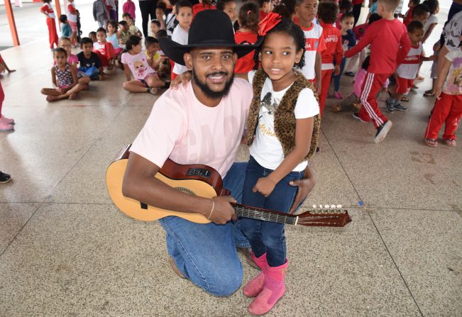 Cantor Douglas Viola participa do momento social do CEMEI “Maria Stella”