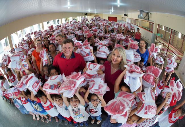 Prefeitura entrega uniformes e kits de material escolar na primeira semana de aula