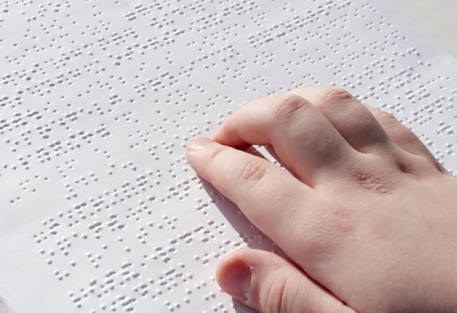 Biblioteca Municipal investe em acessibilidade e disponibiliza livros em braille