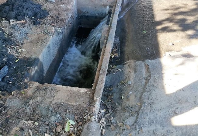 Obra de manutenção de bocas de lobo resolve problema de alagamento e mau cheiro na rua Argentina, Jd. Olmira